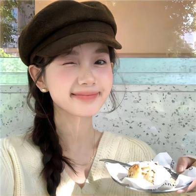 《泳池里的女人》封面